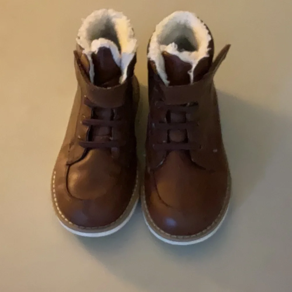 EUC boys old navy boots with fur - Picture 1 of 4